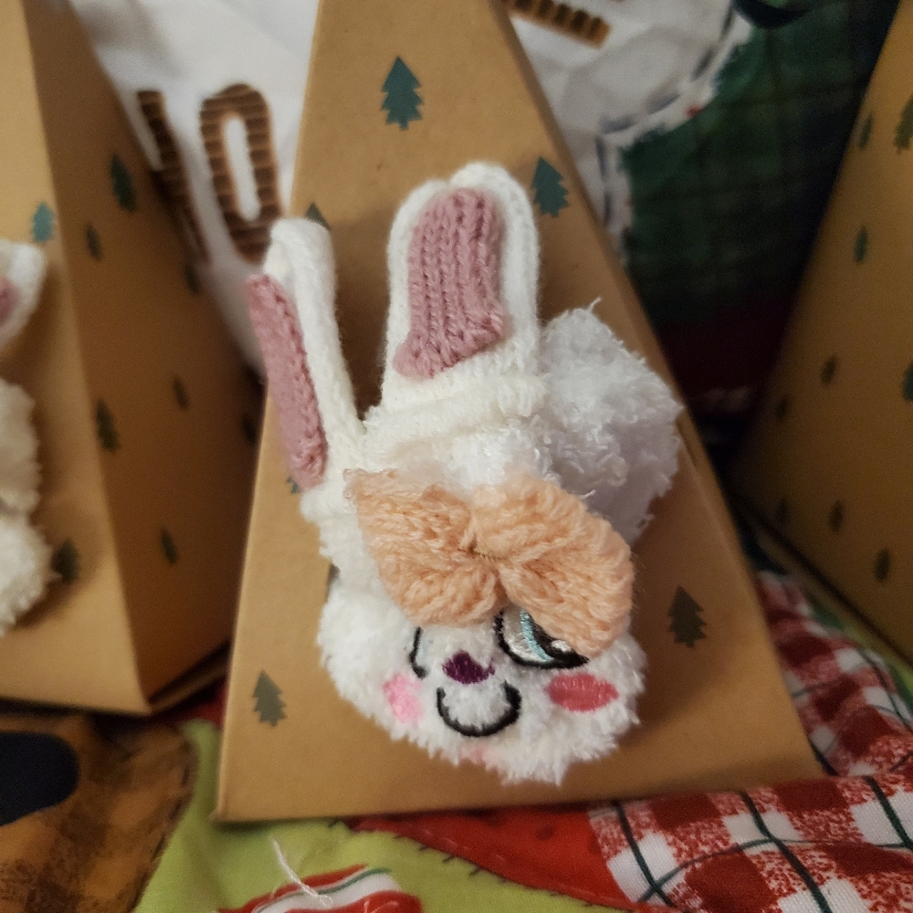 Bunny friends in ornament socks surprise ! - Picture 3 of 8